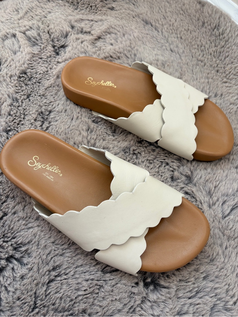Seychelles Odie White Leather Scalloped Slide Sandals - Picture 2 of 6